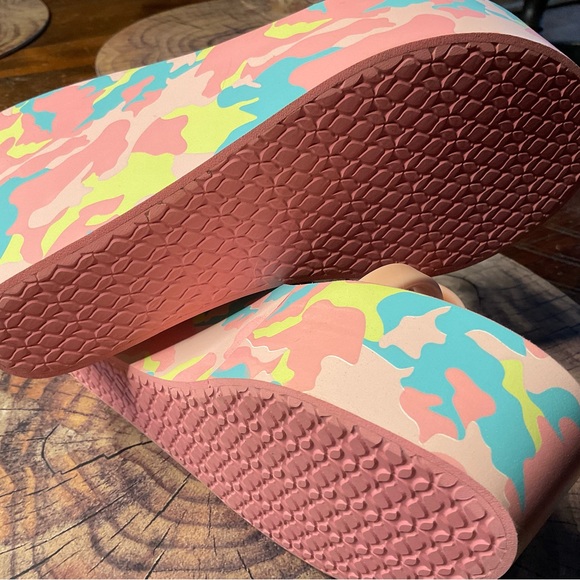 PINK CAMO WEDGE SANDALS - Picture 2 of 3